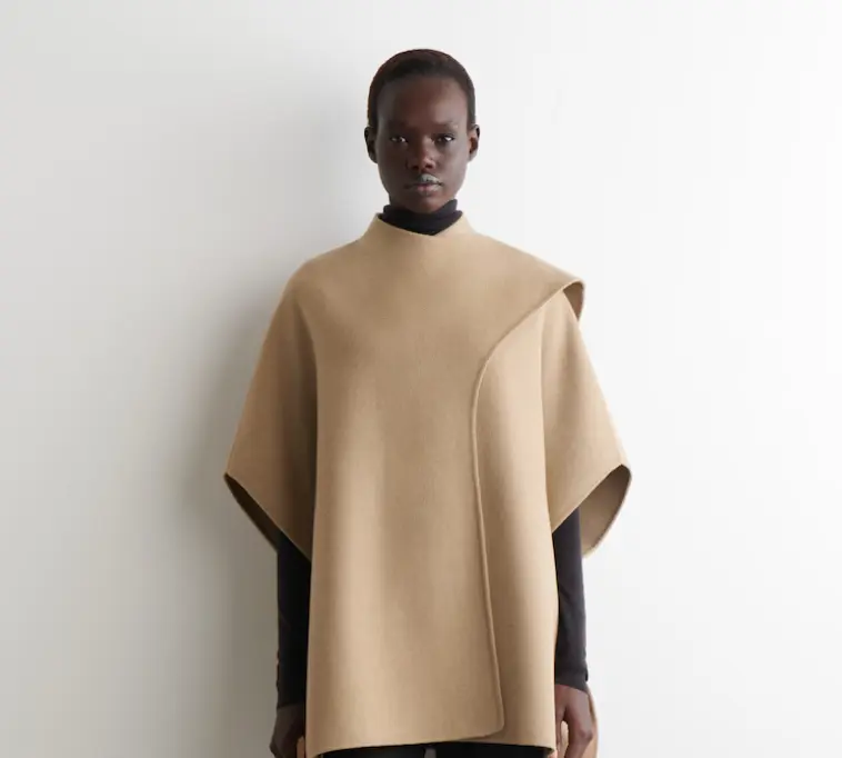 COS - Cape en laine - 149€