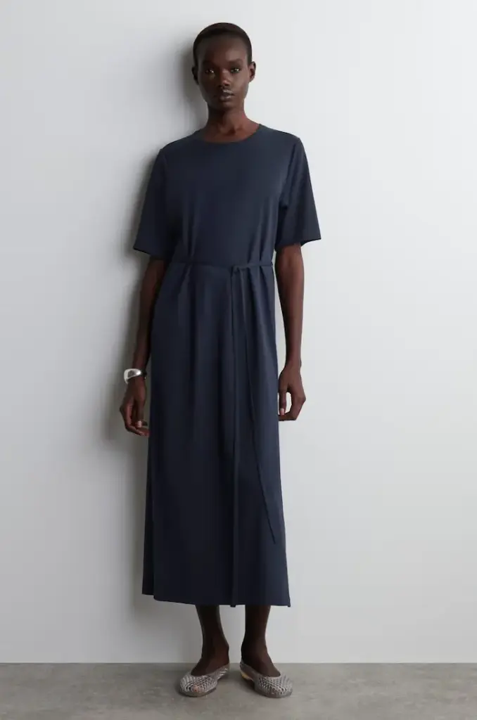 COS - Robe tee-shirt - 79€